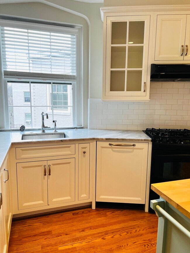 Foto del edificio - 2737 Devonshire Pl NW