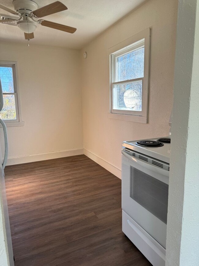 Building Photo - NEWLY REMODELED!