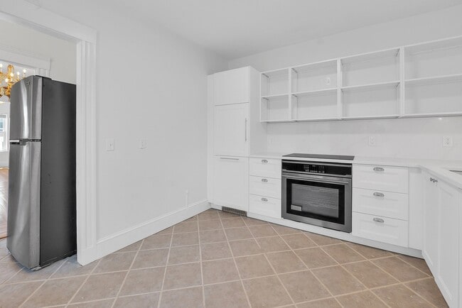 Foto del edificio - 31 Justin Rd