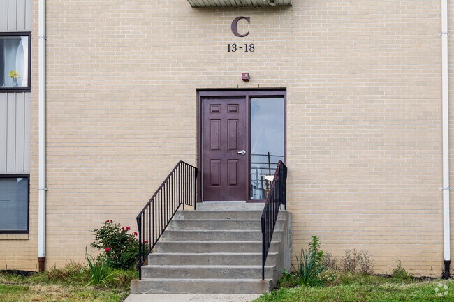 Entrada - Bentley Square Condominiums