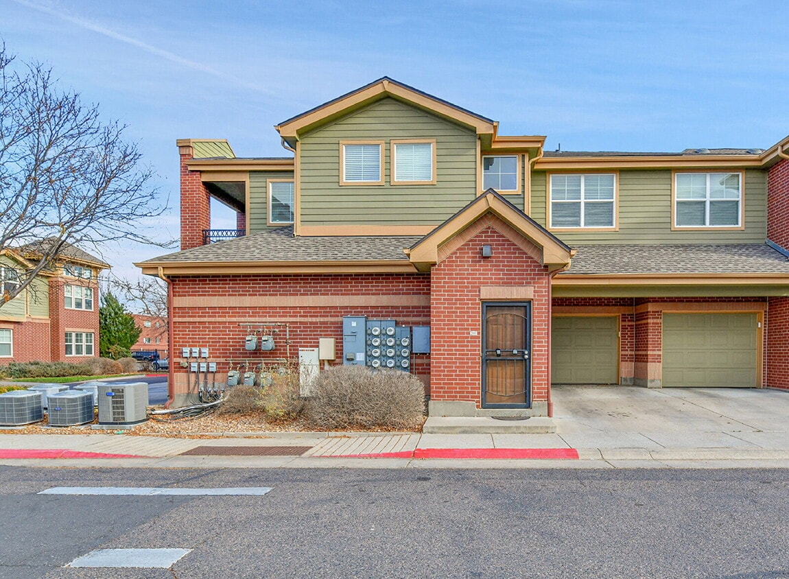 Foto principal - $1,800 - 1 Bed, 1.5 Bath Condo in Denver with In Unit Laundry in Great Location!