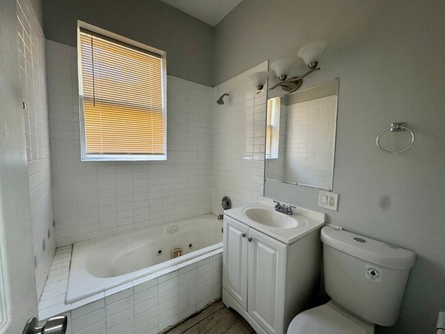 Foto del edificio - 1651 S Drake Ave