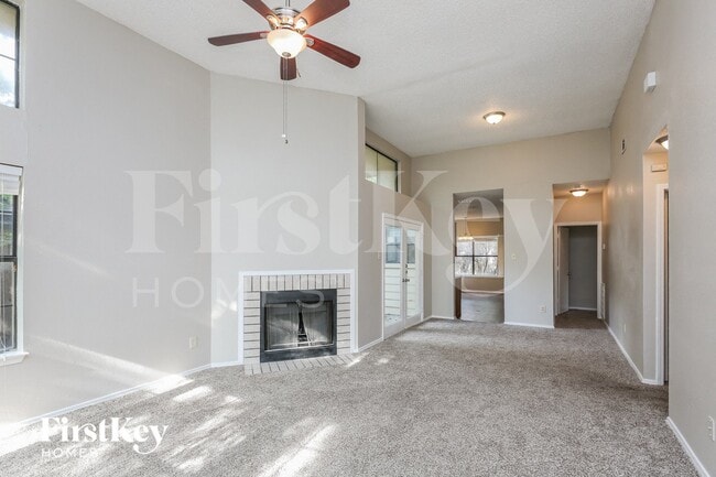 Foto del edificio - 6216 Fairlane Dr