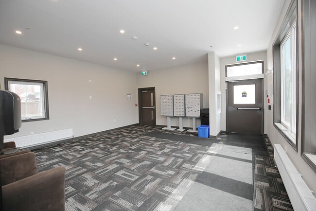 À l'intérieur du hall d'entrée, le courrier est distribué sur place. - 14 Front St N