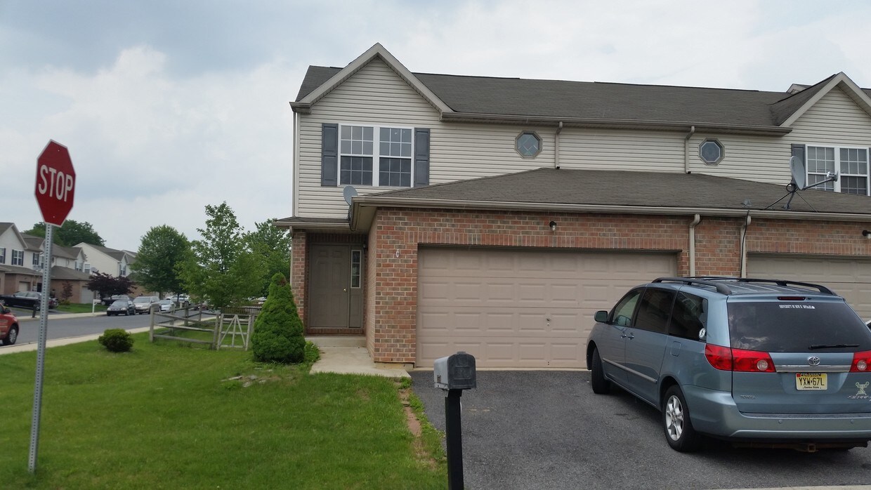 2590 Gillian Ln, Easton, PA 18040 Townhome Rentals in Easton PA