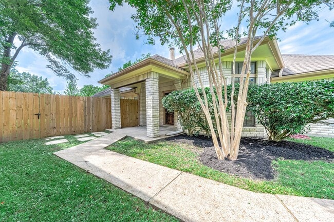 Building Photo - 1927 Summerfield Pl