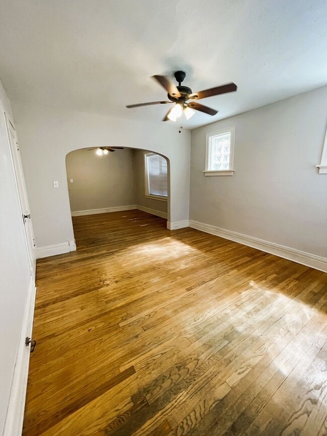 Building Photo - 4919-4921-4921 Lindenwood Ave