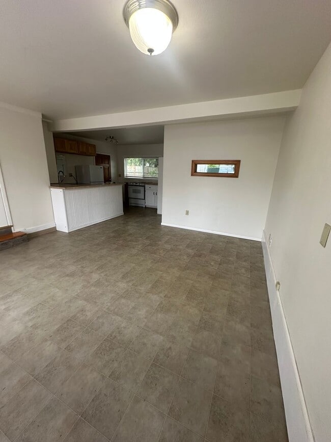 Building Photo - Cherry Ave Duplex