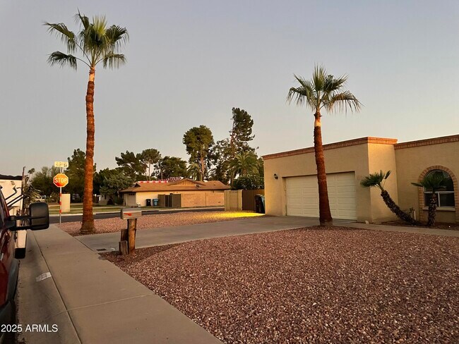 Foto del edificio - 5121 E Larkspur Dr