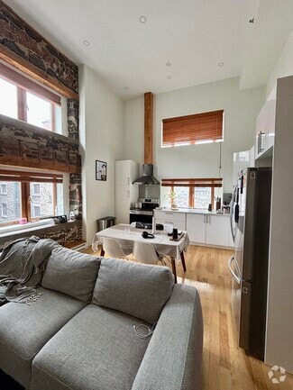 Building Photo - 221 Rue De La Commune O