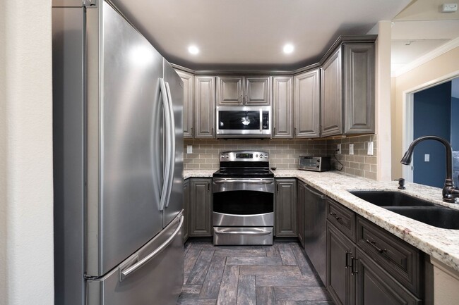 Building Photo - Top Floor Furnished 2 Bedroom Home Near SD...