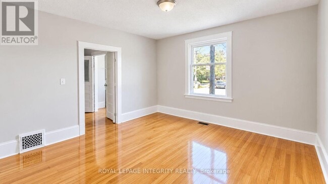 Building Photo - 444 Gladstone Ave