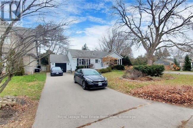 Building Photo - 925 Kingsway Dr