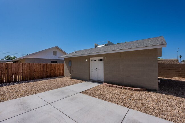 Building Photo - Spacious studio with just what you need!