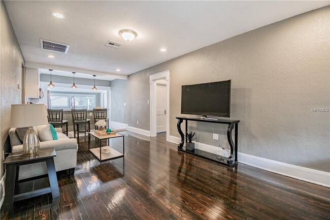 Foto del edificio - "Charming 3-Bed, 2-Bath Gem in Tampa's Hea...