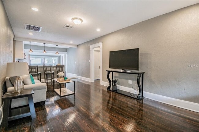 Foto del edificio - "Charming 3-Bed, 2-Bath Gem in Tampa's Heart - 1244 Sq Ft of Comfort Awaits!"