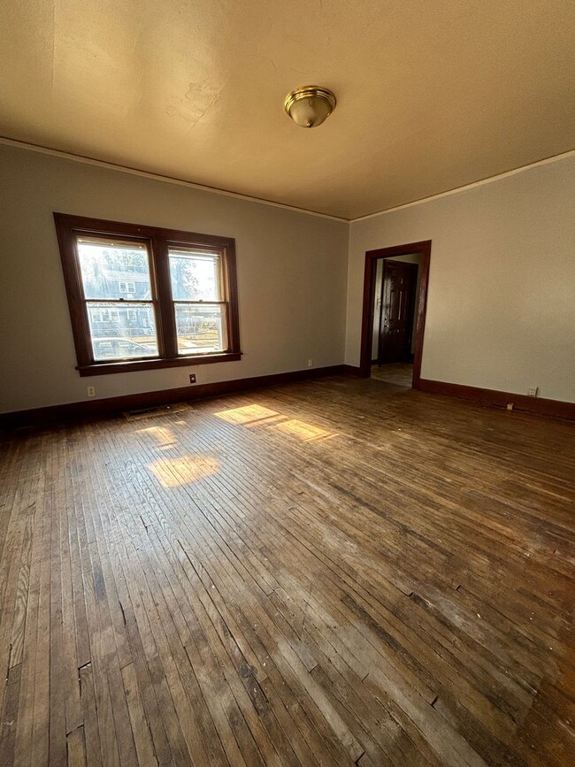 Building Photo - !! RENT SPECIAL- FIRST MONTH RENT FREE !! ...