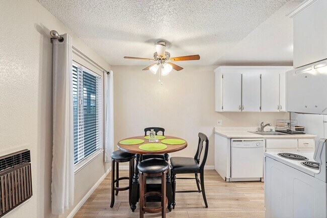 Foto del edificio - Fully Furnished 1BR/1BA Condo in Carson City