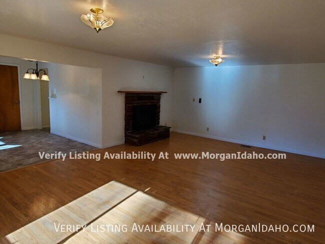 Foto del edificio - Plenty of storage, sun room, and more!