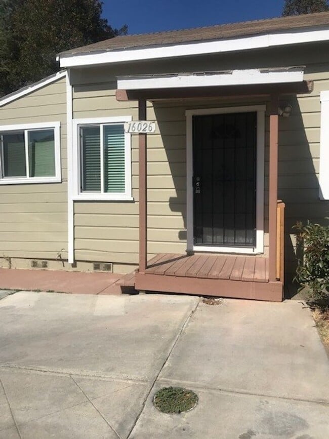 Building Photo - Cute & Cozy 1 Bedroom/ 1 Bath Duplex in Sa...