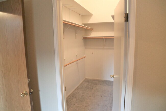 Foto del edificio - 3 Bed 2 Bath Home Some Utilities Included