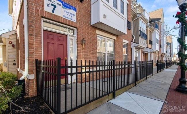 Building Photo - 24 Roosevelt Ave