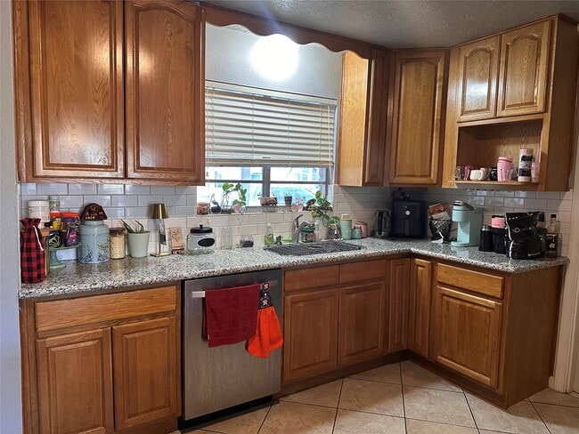 Building Photo - 10034 Westview Dr