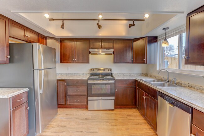 Foto del edificio - Iris Street Townhomes