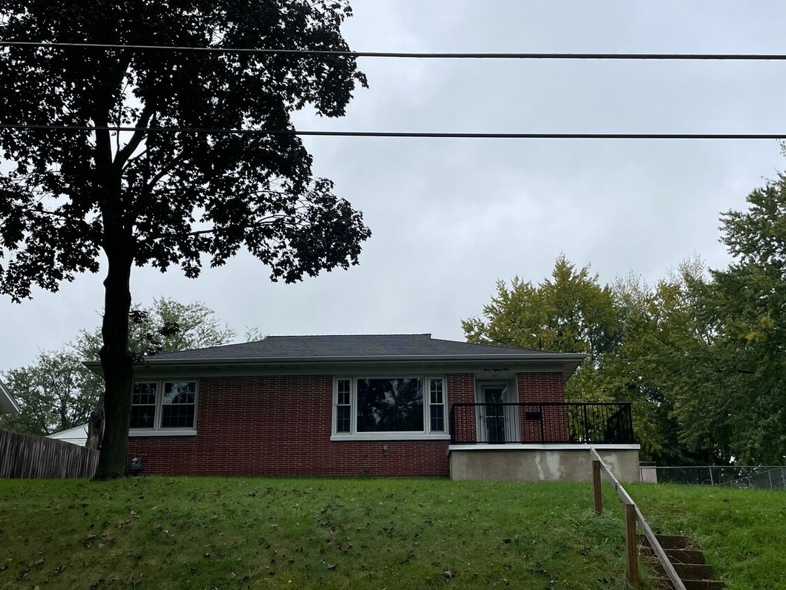 Primary Photo - 3 Bedroom, 2 Bath House in Clinton, IA
