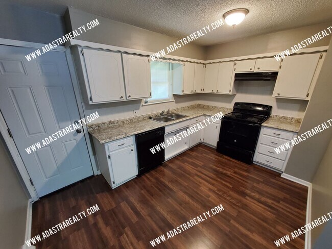 Foto del edificio - Very Nice 3 Bedroom/1 Bath Duplex in Olathe-Available in JULY!!!