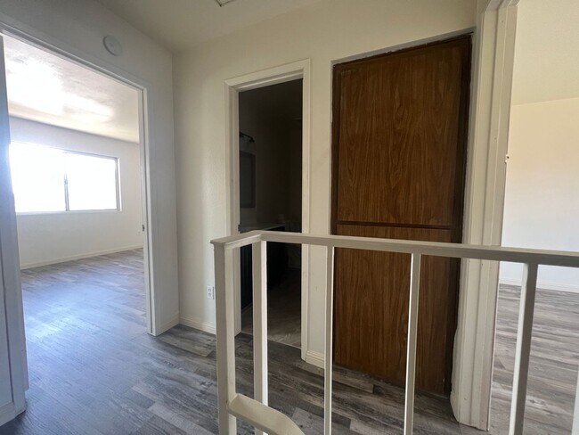 Building Photo - 2 Bedroom 1.5 Bath townhouse in Escondido