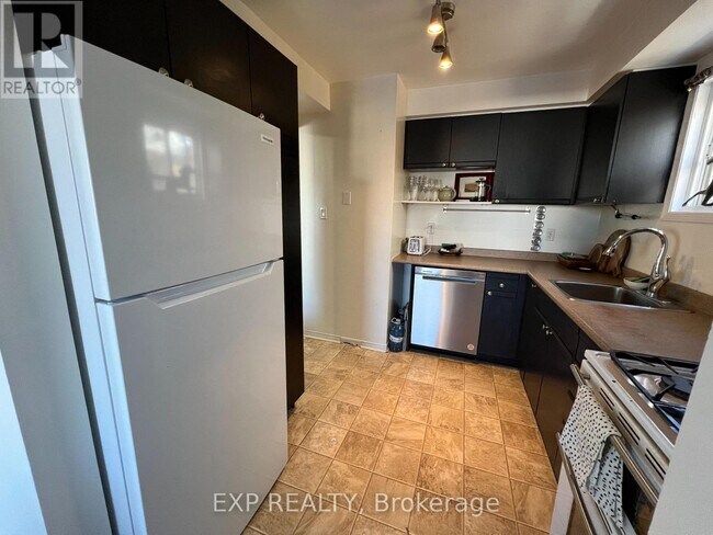 Photo du bâtiment - 557 College Ave