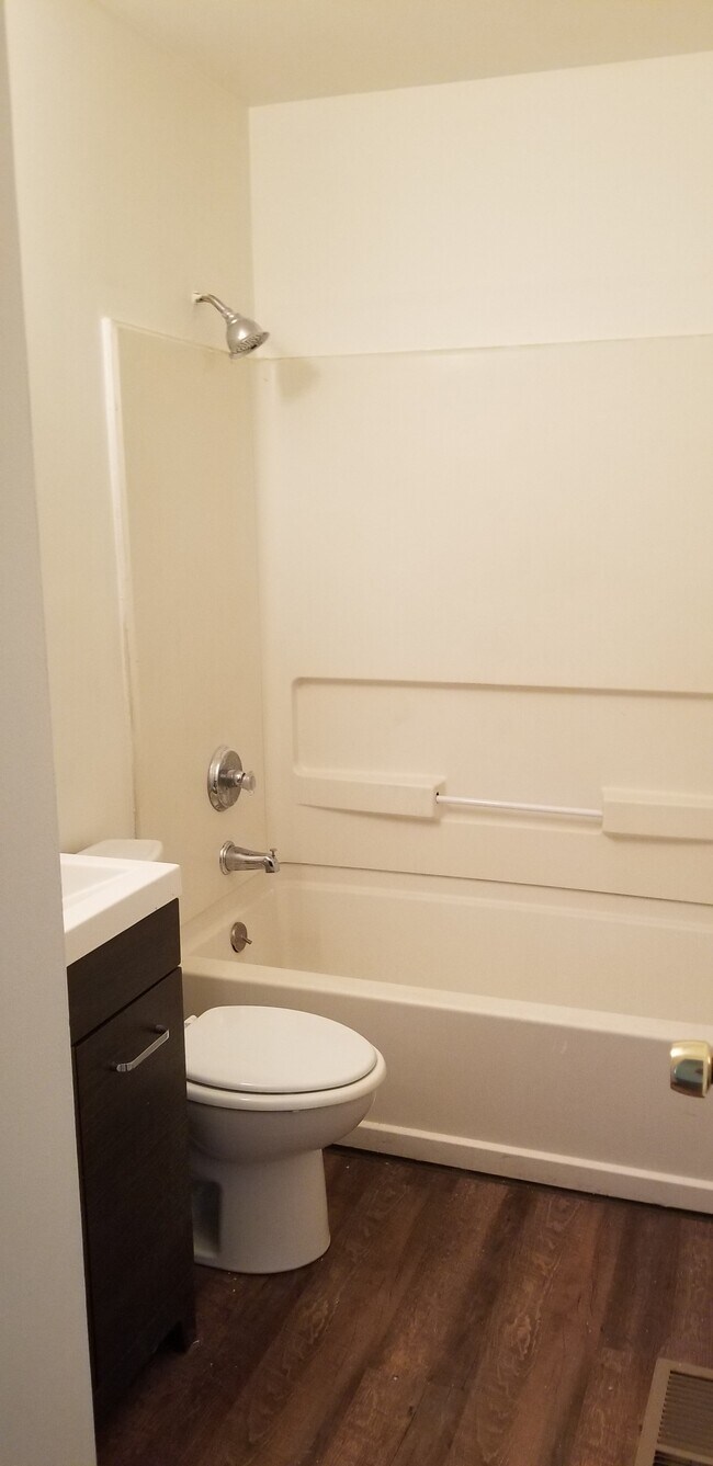 remodeled bathroom - 3022 Northgate Ave