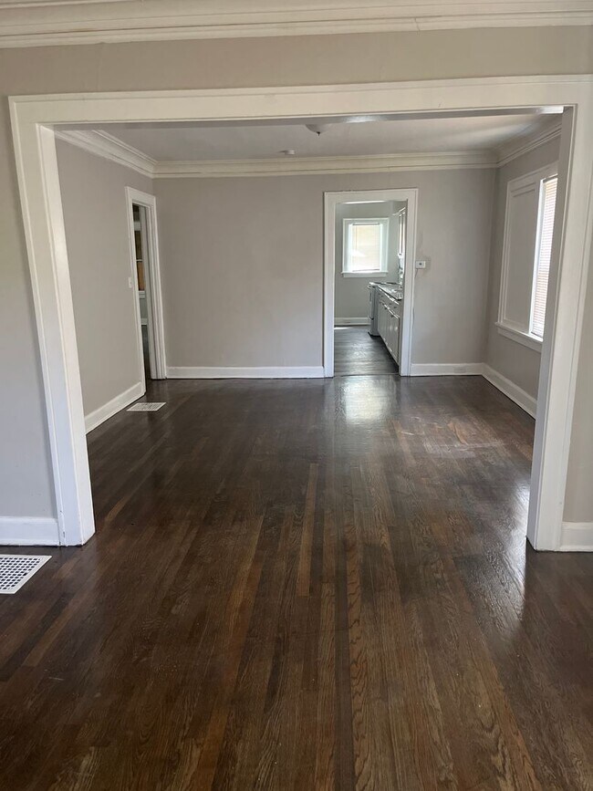Foto del edificio - Cute & Cozy 2 Bedroom W/Bonus Room For Rent!!