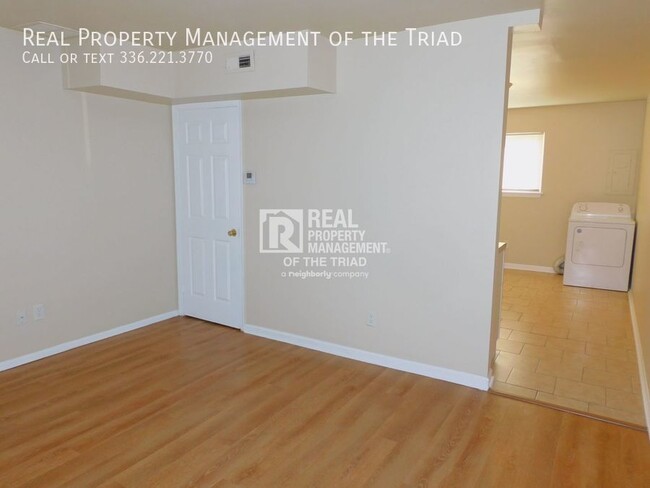 Building Photo - Spacious 2 Bedroom Apartment at Parker Place