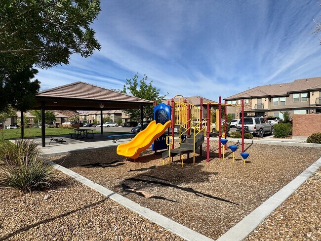 Foto del edificio - Desert Hills Townhome
