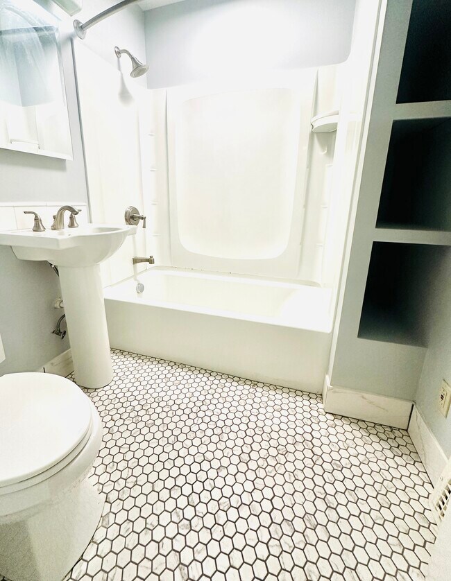 Foto del edificio - 1303 W 102nd St