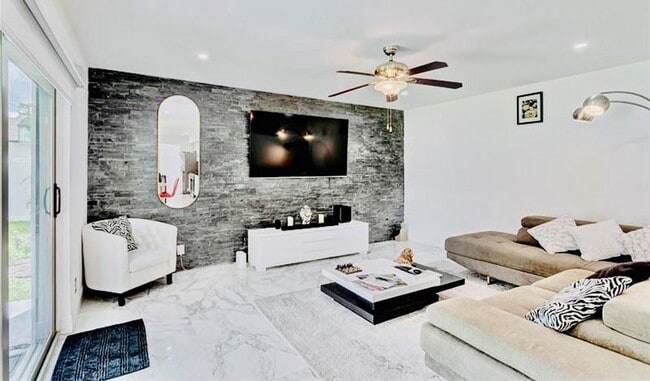 Building Photo - 128 Royal Pine Cir N