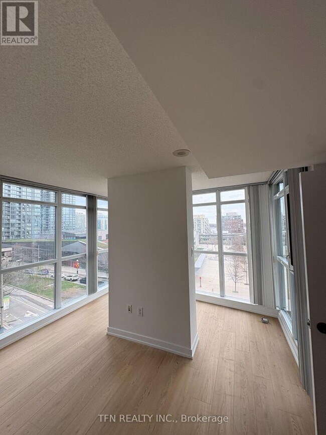 Building Photo - 10 Capreol Ct