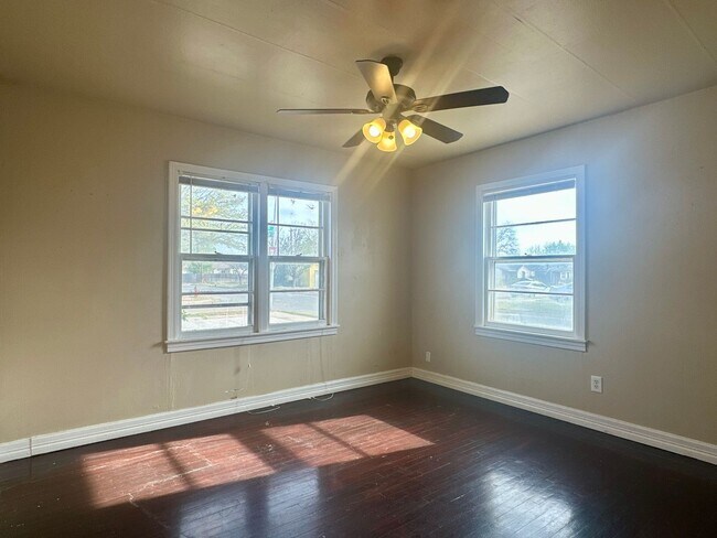 Foto del edificio - Spacious 3/2 on a Corner Lot!