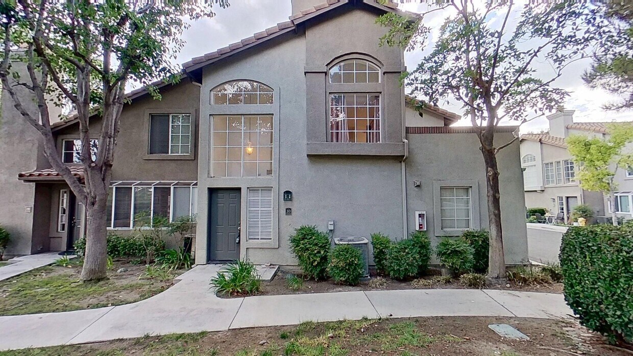 Foto principal - 30 Fuchsia: End Unit 2 Bed 2 Bath Condo in...