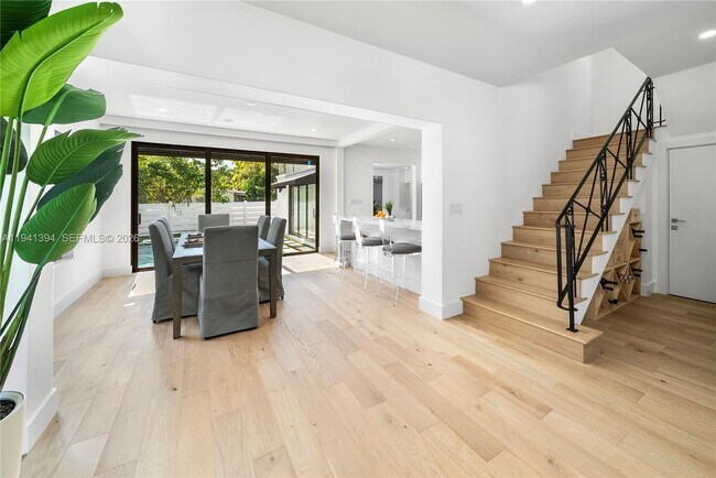 Foto del edificio - 600 NE 57th St