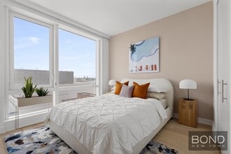 Building Photo - 555 W 38th St