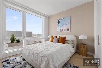Building Photo - 555 W 38th St