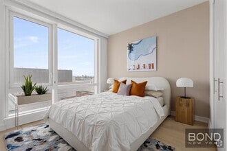 Building Photo - 555 W 38th St