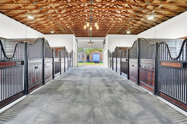 Building Photo - 11231 Ira Ln