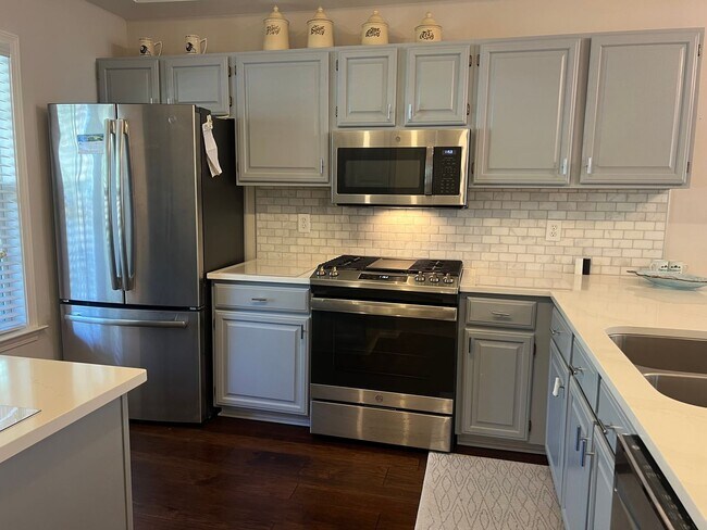Foto del edificio - Lovely Condo in Shipyard with a Garage