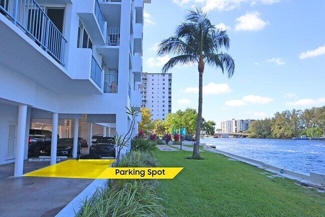 Building Photo - 1609 N Riverside Dr