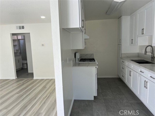 Foto del edificio - 7039 Remmet Ave