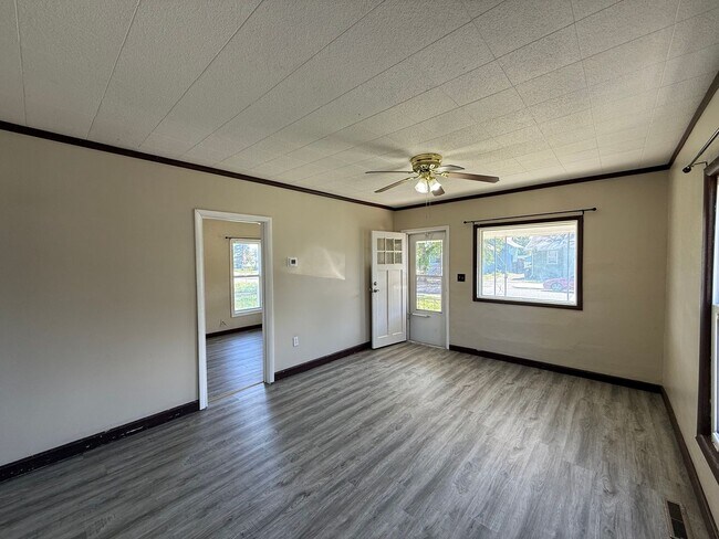 Foto del edificio - Two Bedroom, One bathroom, Pet Friendly ho...